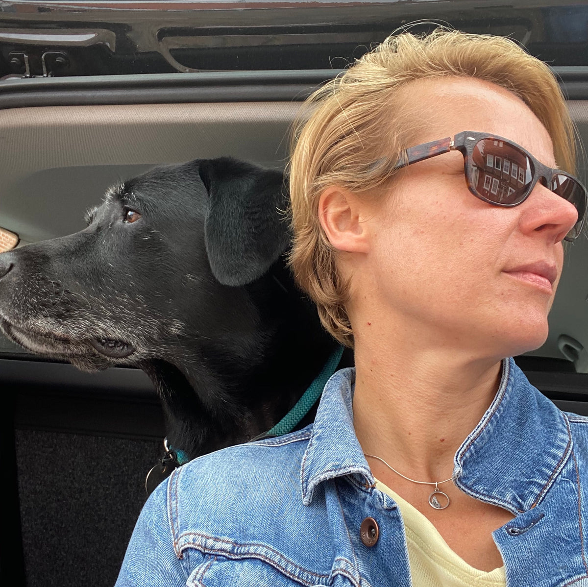 Katja "Friede" Grimme mit dem schwarzen Hund Cube