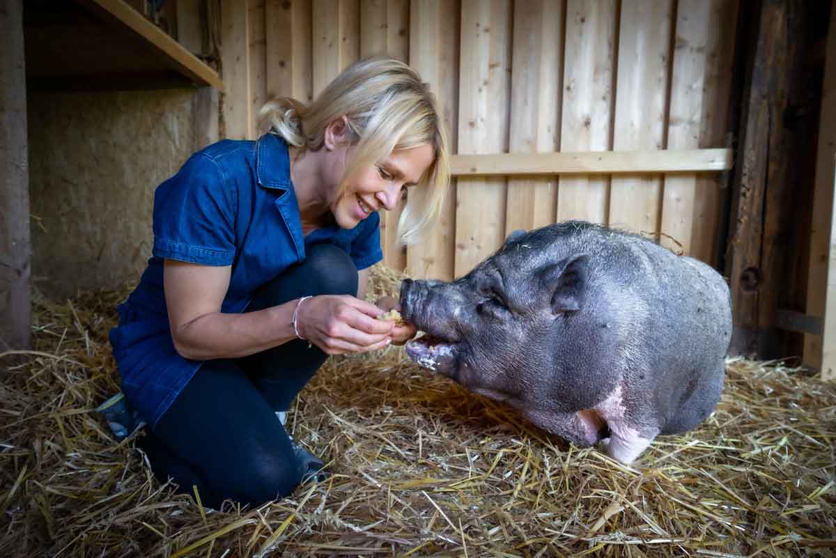 Vierglück Gründerin Jasmin mit einem Schwein